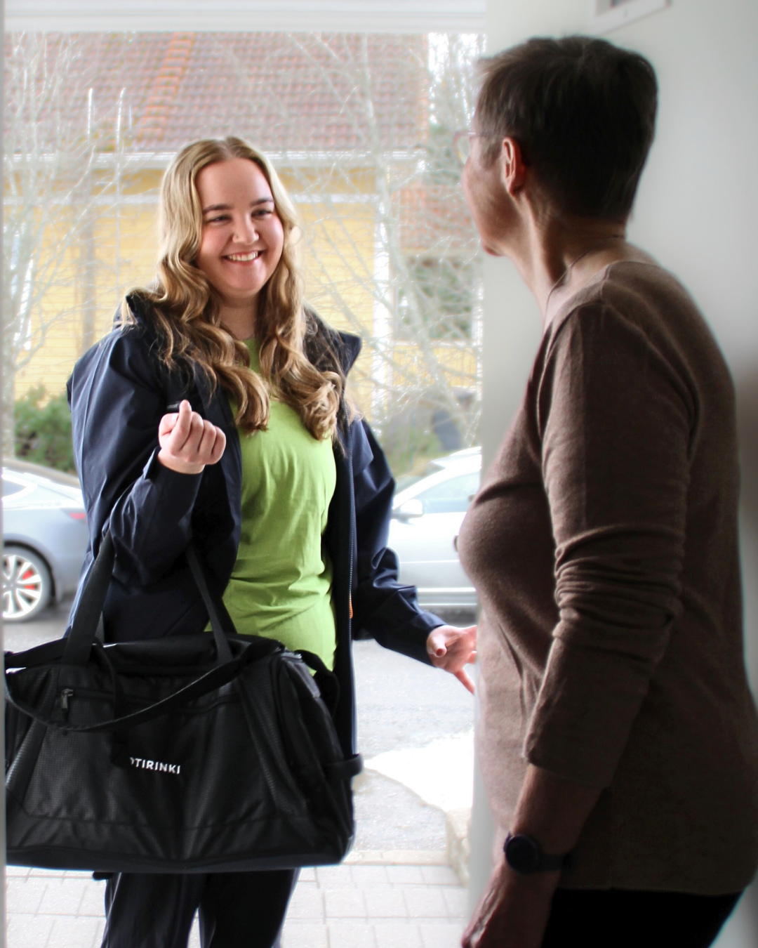 Kotipalveluyrittäjä saapuu kotiapuasiakkaalle