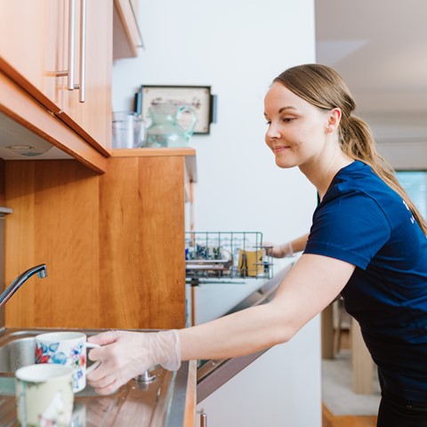Kotirinki-yrittäjä siivoaa keittiötä