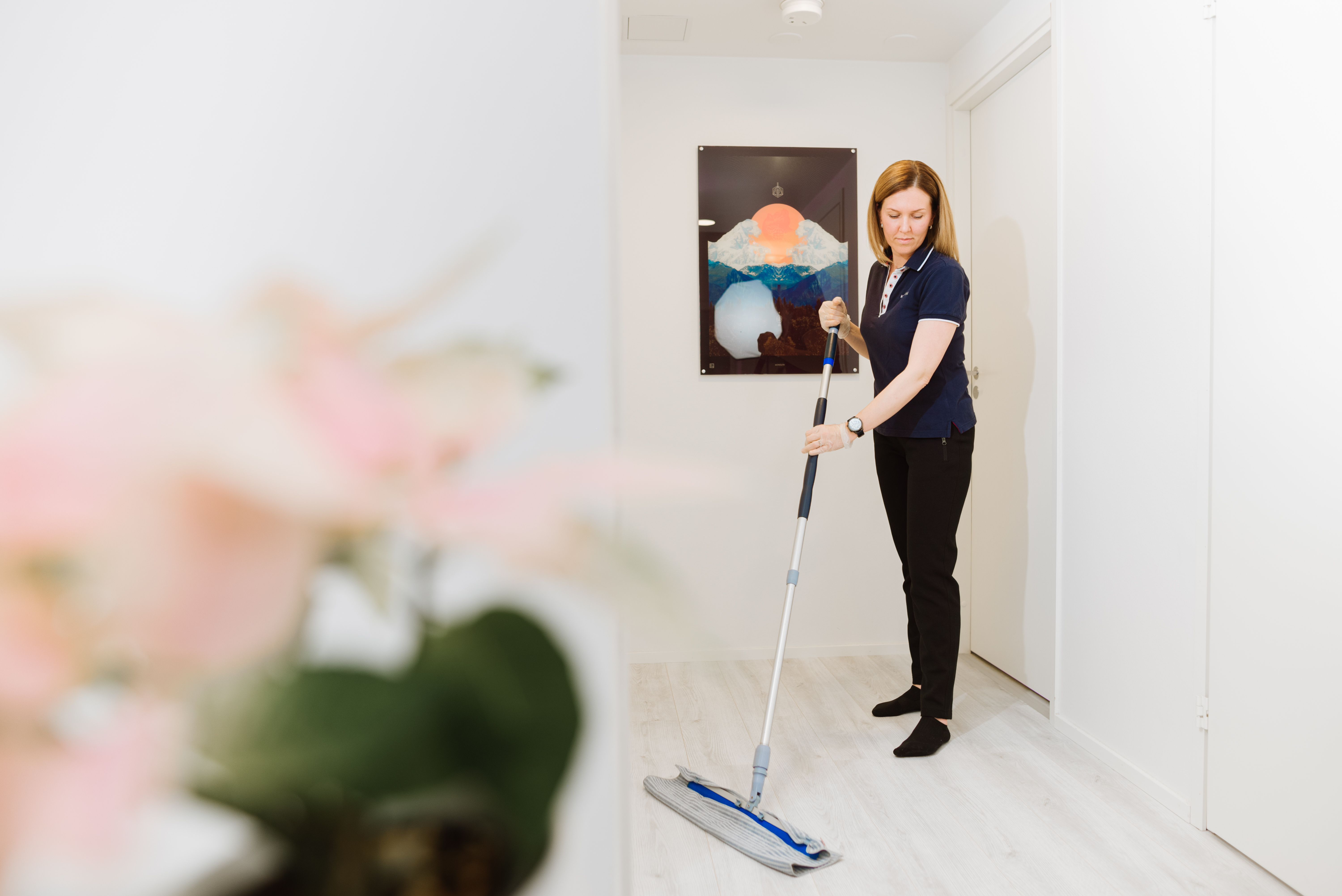 Kotirinki-yrittäjä lattian puhdistus mikrokuitupyyhkeellä